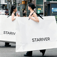 Sac de transport en papier blanc surdimensionné à impression personnalisée, poignées en ruban noir, œillets métalliques, emballage pour magasin de vêtements