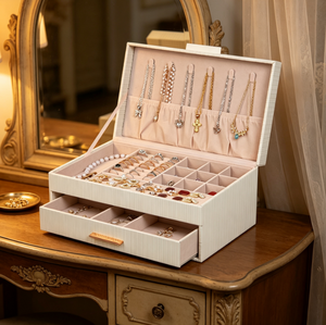 Élégante Boîte de Rangement Blanche pour Bijoux, Panneau Suspendu pour Colliers, Deux Tiroirs et Plateaux Divisés pour Collection de Bagues, Boucles d'Oreilles et Bracelets - Product Image 5