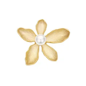 Accessori per abbigliamento e abbigliamento con spilla a forma di fiore a cinque petali spilla con perla elegante spilla con fiore placcato oro opaco retrò