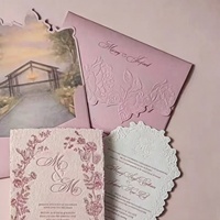 Invitation de mariage personnalisée avec rose en relief, papier fait main à bords festonnés avec monogramme pour la cérémonie de mariage