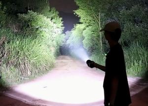 Linterna Táctica LED de 600 Lúmenes, Aleación de Aluminio, Haz Ajustable, Resistente al Agua IPX4, Carga USB Tipo-C, 4 Modos, Haz de Luz de Más de 1000M, Sellada - Product Image 2
