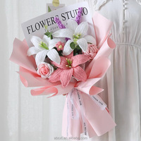 Große Künstliche Gehäkelte Lilienblume in Lila, Rosa und Gelb - Handgefertigter Gehäkelter Blumenstrauß