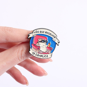 Pin Enamel Hamster Kartun Lucu Humor Spanyol MaS QUE RESOLVER YO COMPLICO Bros Pin Kerah Perhiasan Grosir - Product Image 4