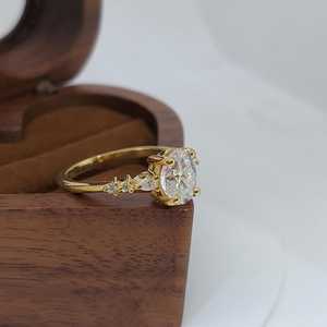 แหวนหมั้นมอสซาไนต์ทรงวงรีวินเทจสำหรับผู้หญิง แหวนมอสซาไนต์ทรงวงรีประดับแบบคลัสเตอร์ แหวนทองคำแท้สำหรับโอกาสพิเศษและวันครบรอบ - Product Image 4