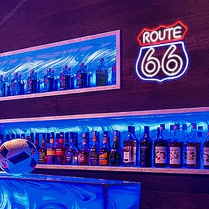 ป้ายไฟนีออน LED วินเทจ Route 66 ปรับแต่งได้ ป้ายทางหลวงคลาสสิกสำหรับตกแต่งผับ บ้าน บาร์ สำนักงาน และร้านค้าปลีก - Product Image 6
