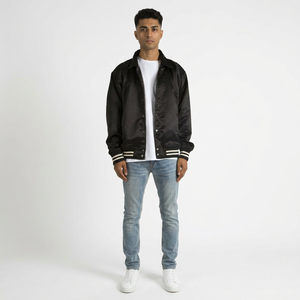 Veste de baseball personnalisée en satin noir pour hommes, avec col montant et logo frontal, vente en gros - Product Image 1