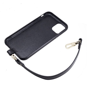 สายคล้องข้อมือหนังไมโครไฟเบอร์ ตัวอักษรโลหะสีทอง หรูหรา โดดเด่น สั่งทำพิเศษ ใส่ชื่อได้  สำหรับเคสโทรศัพท์ iPhone 11 - Product Image 6