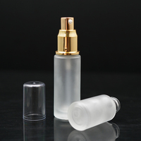 20ml 30ml 50ml Mattglas-Flaschen für Hautpflege-Serum Leere Zylinder Individuelle Farbe Gold/Silber Pumpzerstäuber ISO9001-Zertifiziert