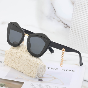 Lunettes de soleil <span class=keywords><strong>tendance</strong></span> Partagas, design personnalisé, logo, style œil de chat avec chaîne, protection UV400, pour femmes. - Product Image 2