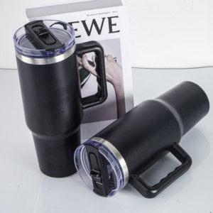 Gobelet de voiture de style <span class=keywords><strong>messi</strong></span> 2025 gobelet 40 oz avec poignée et paille 100% gobelet isolé étanche avec couvercle rabattable tasse en acier inoxydable - Product Image 6