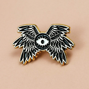 Spilla Personalizzata a Forma di Occhio Celeste a Sei Ali, Distintivo in Metallo Verniciato a Forno per Abbigliamento e Zaino, Accessorio Retro per Petto - Product Image 1