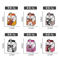 En gros, épingles en métal à l'effigie de dessins animés, badges créatifs et amusants en forme d'animaux et de boissons, épingles en émail personnalisées en forme de boîte de lait et de paille pour vêtements et sacs