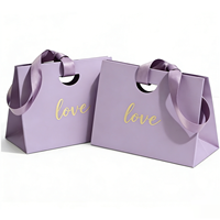 Sacs en papier perforés personnalisés pour les boutiques de vêtements, les cadeaux, l'emballage d'achats et les sacs souvenirs de mode - Fabriqués sur commande