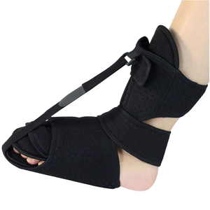 Férula nocturna <span class=keywords><strong>para</strong></span> alivio de la fascitis plantar negra mejorada, soporte de pie suave y cómodo <span class=keywords><strong>para</strong></span> mujeres y hombres, soporte de tobillo <span class=keywords><strong>para</strong></span> tendinitis de Aquiles - Product Image 1