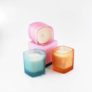 Pot de bougie <span class=keywords><strong>en</strong></span> verre vide à arôme givré de couleur Offre Spéciale Conteneur de bougie carré parfumé à la cire de soja naturelle de luxe - Product Image 4