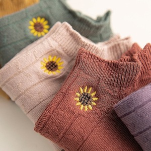 Calcetines Finos de Alta Calidad con Logotipo Personalizado, Calcetines Bonitos de Color Sólido con Diseño de Flores Bordadas para Mujer - Product Image 3