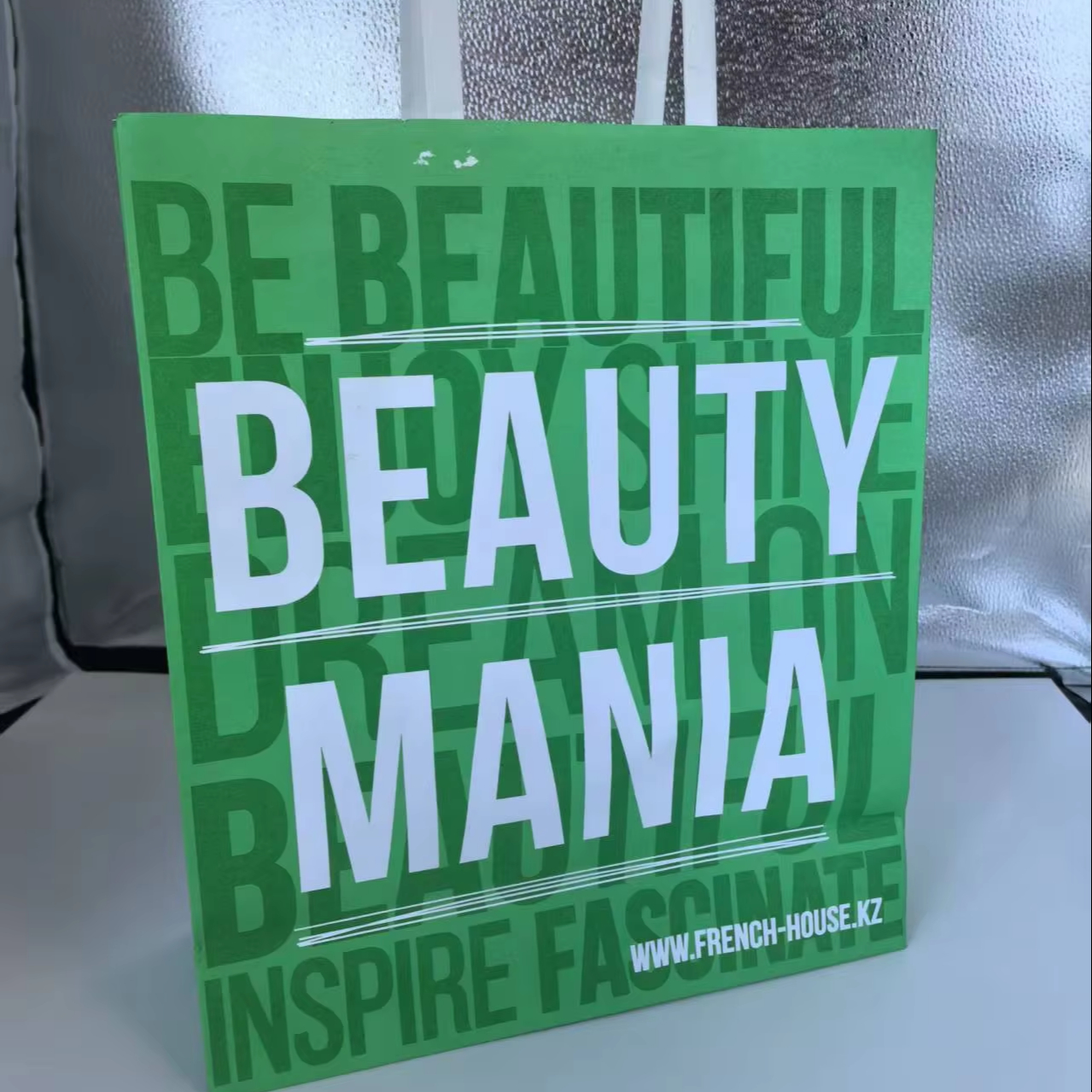 High-end kraft paper bags, luxuriously made, suitable for food and shopping gift packaging, using Ko-style printing technology.
