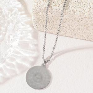 Collier en acier inoxydable à plaque ronde gravée de police personnalisée pour hommes à la mode-Collier sans décoloration pour femmes - Product Image 6