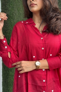 เสื้อเชิ้ตผ้าฝ้ายสีแดงปักลายหัวใจสำหรับผู้หญิง |   เสื้อเชิ้ตลำลองทรงหลวมพร้อมดีเทลรูปหัวใจเล็กๆ - Product Image 2