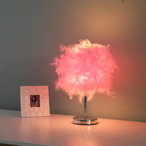 Lámparas de mesa modernas nórdicas románticas, luz nocturna creativa para cabecera con diseño de plumas para dormitorio, uso en oficina, funciona con pilas - Product Image 5