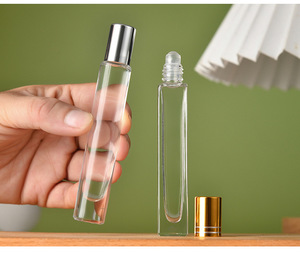 Botella de vidrio negro de 10 ml con rodillo y collar de bambú para aceite esencial, perfume, crema para ojos, mascarilla facial, colorete - Negro primario sellado con rodillo - Product Image 1