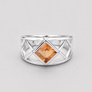 Anillo de Plata de Ley 925 con Citrino de Valore Jewels para Mujer - Diseño Moderno con Bisel Cuadrado y Banda Geométrica Recortada - Product Image 1