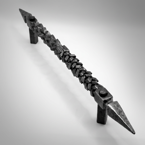 Manija de hierro forjado con diseño de clavos de acero, estilo tradicional, acabado galvanizado, fácil montaje, resistente al óxido para exteriores - Product Image 1