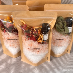 Sels de bain de l'Himalaya et sels d'Epsom avec des huiles essentielles : aromathérapie et bien-être, plus des fleurs séchées pour la régénération du corps et de l'âme - Product Image 1