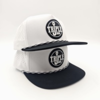 Gorra de golf táctica para exteriores de 5 paneles con logotipo de silicona personalizado, estilo vintage con cuerda, MOQ bajo, OEM, cordón de color en contraste, común para actividades.