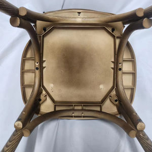 Chaise à dossier croisé en résine marron imitation bois, empilable, style campagnard vintage, avec coussin naturel ultra-doux, pour événements et restauration, vente en gros - Product Image 5