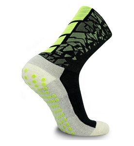 الجوارب الرياضية الأكثر مبيعًا غير القابلة للإنزلاق والجوارب الرياضية ذات النقاط المطاطية غير القابلة للإنزلاق بشعار مخصص - Product Image 3