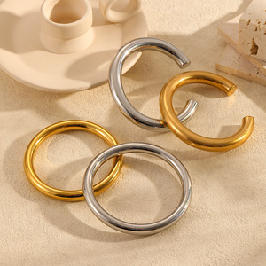 กำไลข้อมือสแตนเลสสตีลแบบกลวงสำหรับผู้หญิง ดีไซน์เรขาคณิต ทอง 18k ไทเทเนียมสตีล เครื่องประดับแฟชั่น - Product Image 1