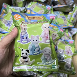 Calico Critters <span class=keywords><strong>Sylvanian</strong></span> Families, <span class=keywords><strong>Famille</strong></span> de chats rayés, Pack de figurines floquées de la <span class=keywords><strong>famille</strong></span> complète, Beau cadeau d'anniversaire pour les enfants - Product Image 2