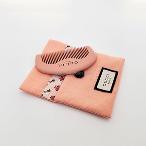 Quà Tặng Được Đóng Gói Bằng Túi Cotton Sẵn Sàng Vận Chuyển Lược Gỗ Màu Hồng Logo Gucci - Product Image 4