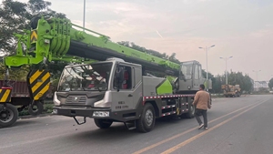 Grue sur camion Zoomlion ZTC250V d'occasion durable, capacité de levage de 25 tonnes, moteur hydraulique Weichai - Product Image 5