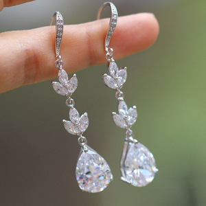 Boucles d'oreilles pendantes en or blanc E1788 avec cristaux, pour femme, classiques, en forme de goutte d'eau, serties griffes, bijoux de mariage - Product Image 3