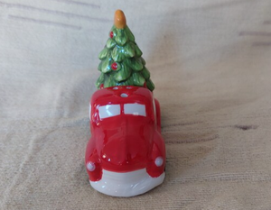 Salière et poivrière en céramique Figural Peint à la main Rouge Pick up Truck Sapin de Noël Poivrière - Product Image 5