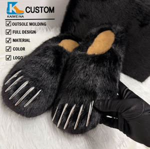 Pantoufles personnalisées à griffes en fourrure pour hommes, pantoufles fantaisie en forme de <span class=keywords><strong>patte</strong></span> <span class=keywords><strong>d</strong></span>'animal unisexe, pantoufles en peluche chaudes pour l'hiver, pantoufles moelleuses avec griffes métalliques, logo personnalisé - Product Image 1