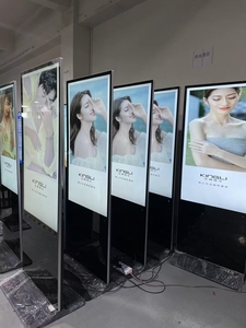 Tótem Interactivo con Pantalla Táctil 4K de 55 Pulgadas, 1 Año de Garantía, IP65, Pantalla LCD de Pie para Señalización Digital en Interiores de Centros Comerciales - Product Image 2