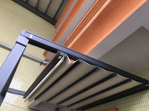 Auvents de garage électriques réglables en <span class=keywords><strong>toile</strong></span> transparente avec persiennes d'<span class=keywords><strong>ombrage</strong></span> inclinées Cadre enduit de poudre <span class=keywords><strong>pour</strong></span> pergolas - Product Image 5
