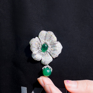 Vintage requintado banhado a prata cobre zircão cúbico pavimentar esmeralda verde grande flor broche pin para mulheres prom clothing broches - Product Image 2