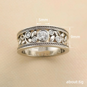Anello con Design Floreale a Fascia Larga, Stile Barocco Vintage per Donne - Product Image 5
