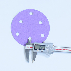 Disco de Lijado Abrasivo de Cerámica de 5 Pulgadas y 6 Agujeros con Respaldo Adhesivo para Pulir y Esmerilar Metal y Cerámica en la Industria Automotriz - Product Image 1