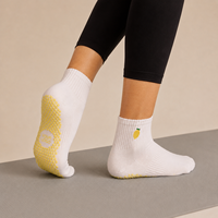 Chaussettes de yoga jaunes pour femmes, antidérapantes en silicone, pour fitness et danse, personnalisables, antidérapantes pour l'intérieur, chaussettes mi-mollet pour Pilates