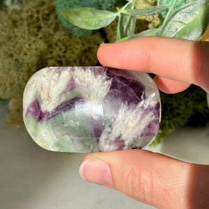 Piedra de Palma de Fluorita con Plumas Arcoíris, Cristal Calmante para la Concentración y Claridad, Piedra de Bolsillo para Meditación - Product Image 5