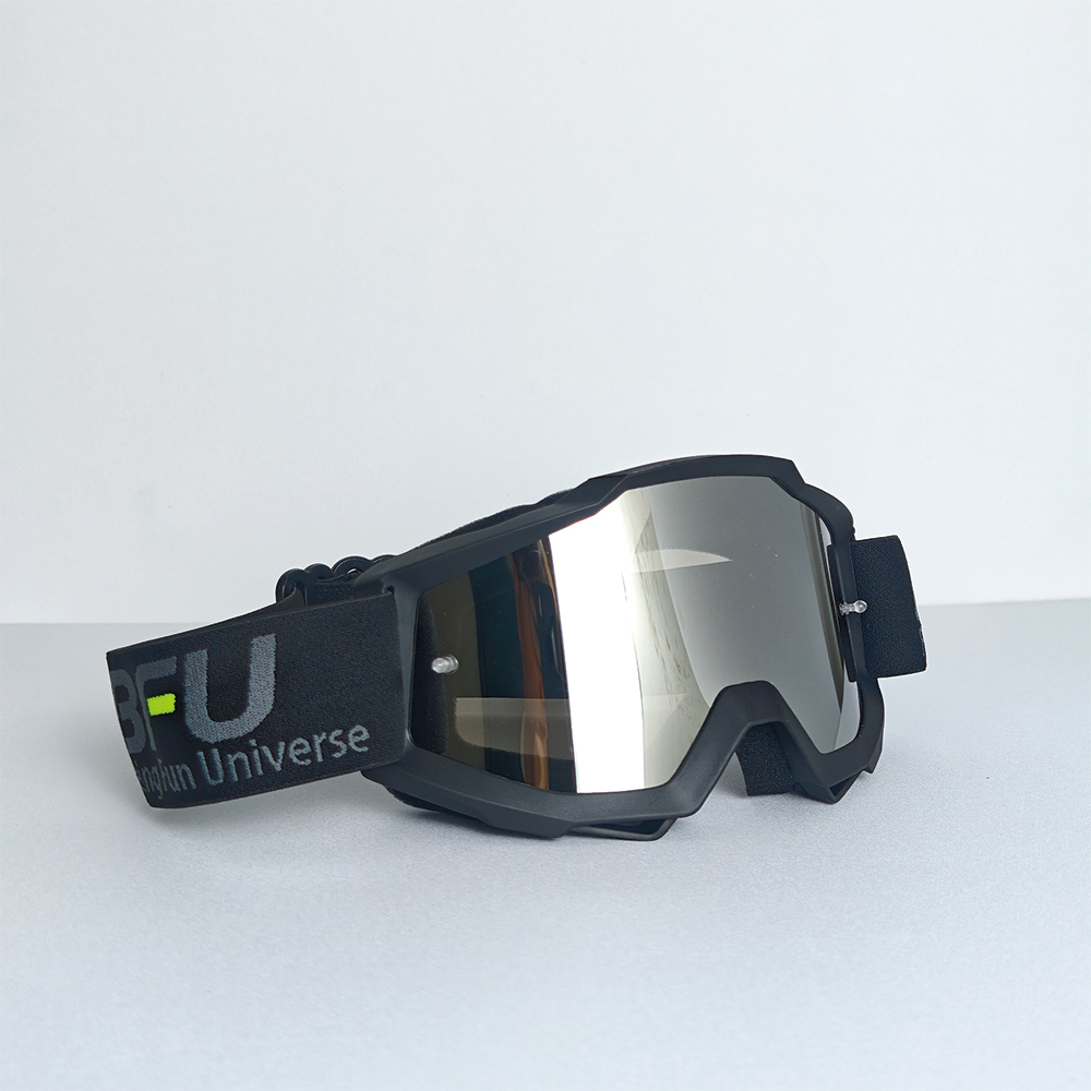 Lunettes argentées à monture noire