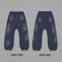 Jogger homme Y2K personnalisé en usine, bleu marine légèrement délavé, avec patch étoile appliqué effet usé et coupe entrejambe basse, à revers.