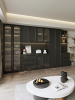 Buffet de cuisine de luxe sur mesure avec structure en bois massif, portes en verre cannelé et éclairage LED pour l'intérieur d'une villa moderne