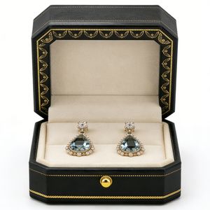 กล่องใส่ต่างหูแบบบูติก กล่องของขวัญเครื่องประดับหนังเทียมแบบมีบานพับ พร้อมแผ่นกำมะหยี่ด้านใน รับทำโลโก้ตามสั่ง สำหรับแบรนด์เครื่องประดับ บรรจุภัณฑ์เพื่อการจัดวางสินค้า รับผลิตแบบ OEM - Product Image 5