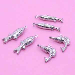 Pendentifs en forme de poisson en acier inoxydable pour la fabrication de bijoux DIY, 2 styles, petite taille, finition polie, composants de bijoux - Product Image 1